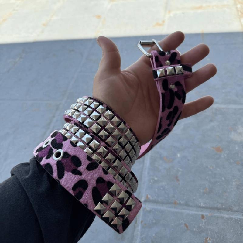 Y2K Pink Leopard Nietengürtel - Punk Grunge Emo Goth Mode, Vintage Stil Unisex Gürtel, 2000Er Jahre Retro Alt Accessoire von DlyStyles