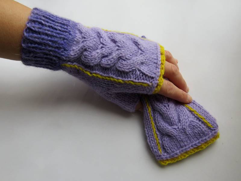 Handgestrickte Armstulpen Lila Pulswärmer Mit Zopfmuster Handgestrickte Armstulpen Lila Pulswärmer Mit Zopfmuster von DmamaCrafts