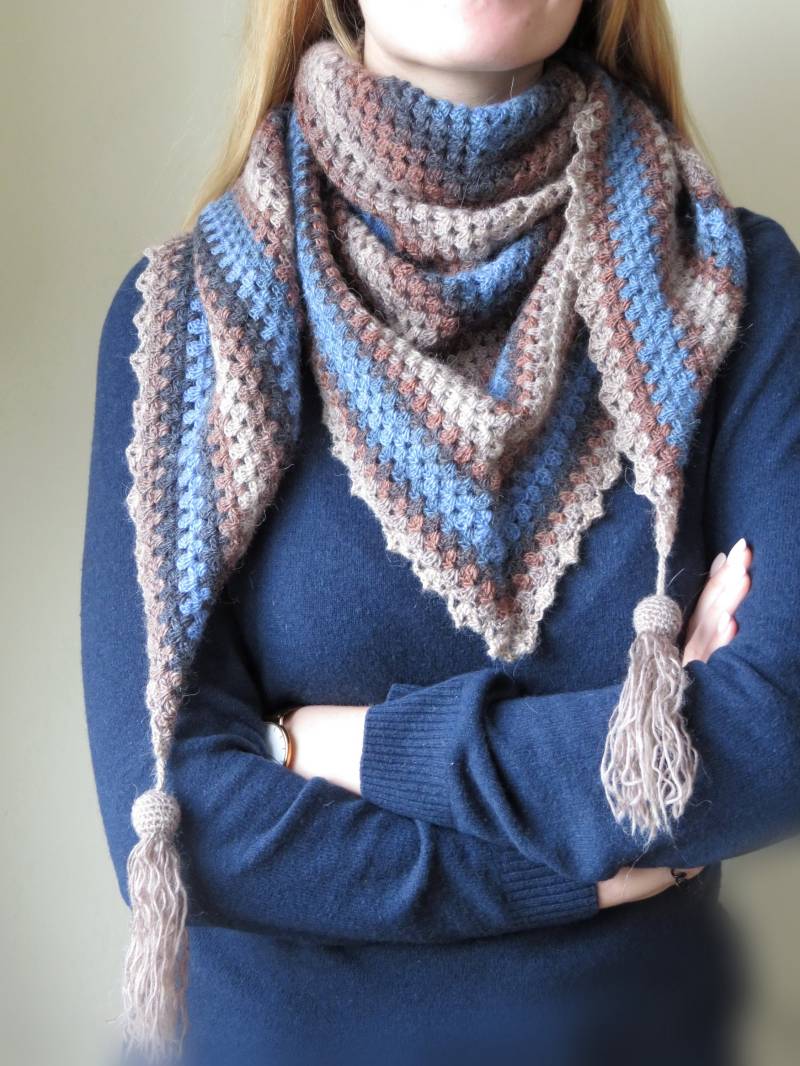 Gehäkeltes Dreieckstuch Bunt Gestreifter Oma Schal Mit Fransen Gehäkeltes Dreieckstuch Bunt Gestreifter Oma Schal Mit Fransen von DmamaCrafts