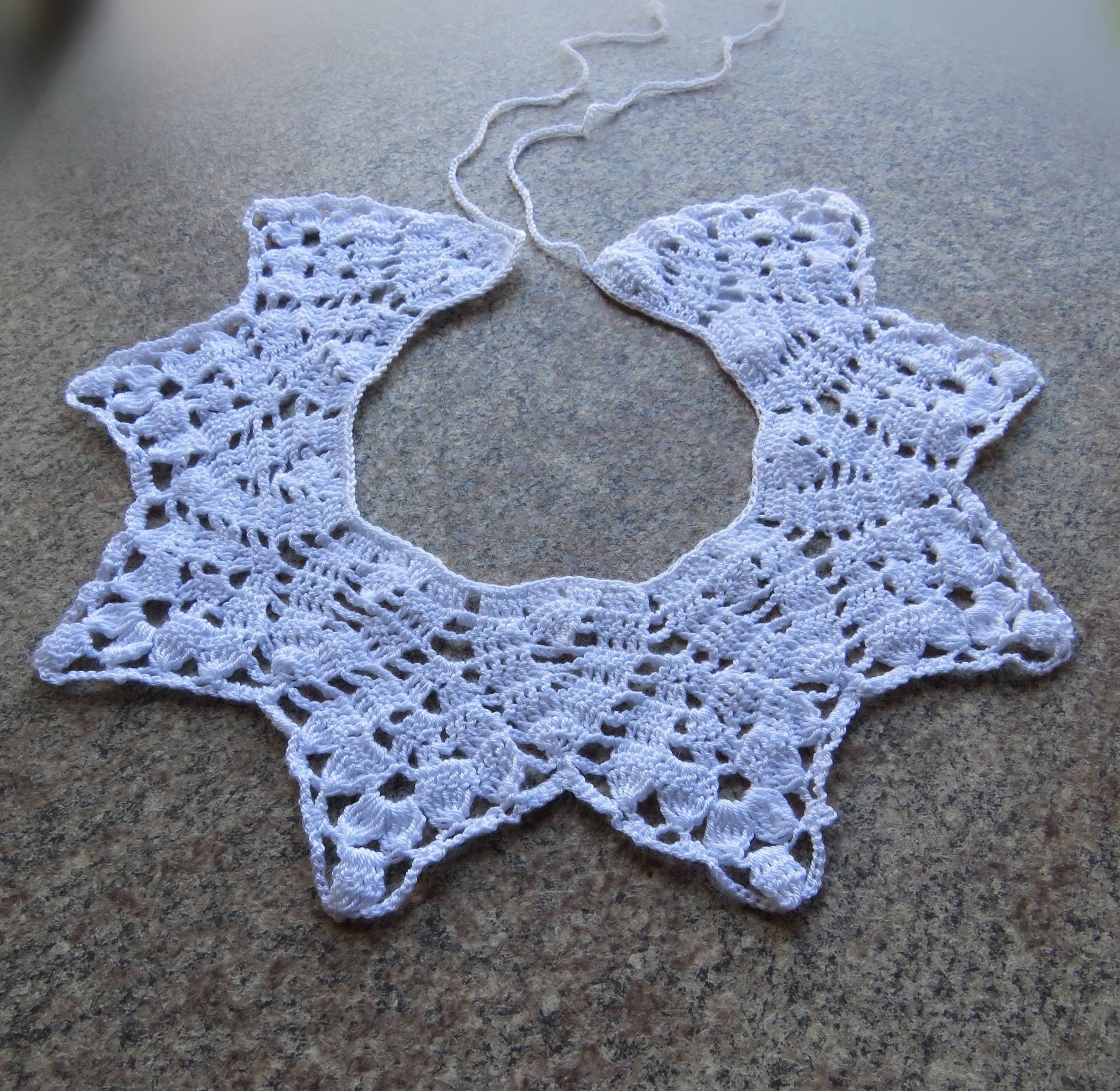 Weißes Spitzenhalsband Peter Pan Kragen Gehäkelt Hals Accessoire Weißes Spitzenhalsband Peter Pan Kragen Gehäkelt Hals Accessoire von DmamaCrafts