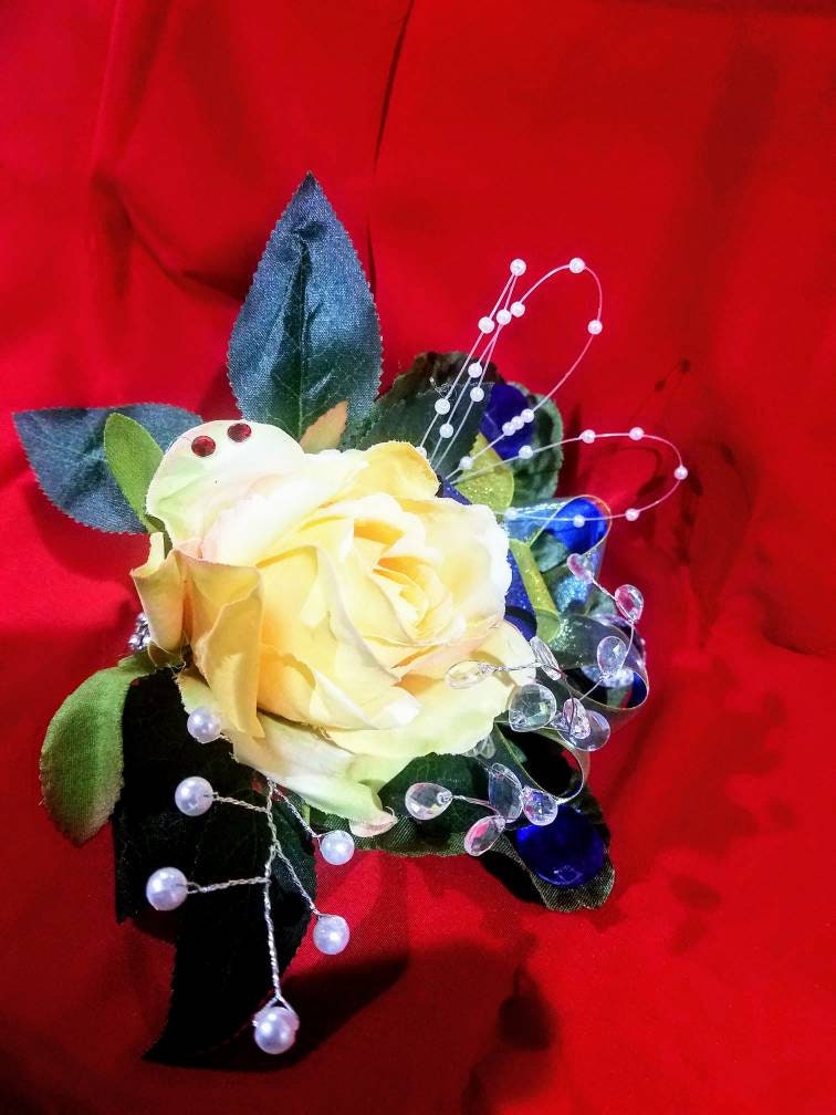 Gelbe Teerose Corsage Gelbe Teerose Corsage von DnDCreationsbyDesign