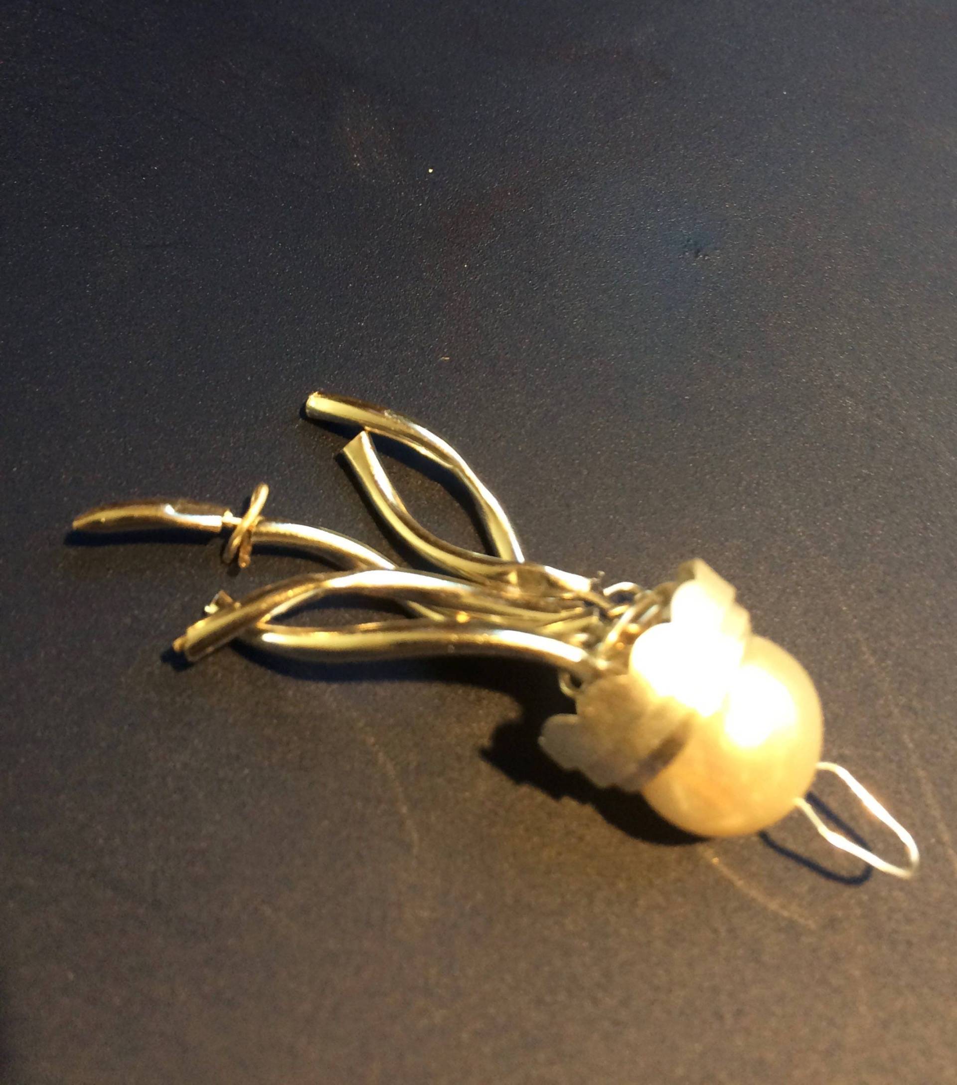 Quallen Anhänger Unikat Für Meer Theme Perle Körper Mit Silber Tentakeln Einzigartiges Geschenk Quallen Anhänger Unikat Für Meer Theme Perle Körper Mit Silber Tentakeln Einzigartiges Geschenk von DoAnyCreation