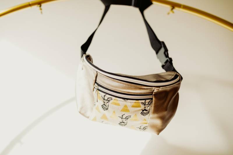 Bauchtasche in Beige Mit Antilopen- Und Dreiecksmuster - Crossbody Tasche Punkt-Innenfutter Verstellbarem Gurt von DoTheCircle