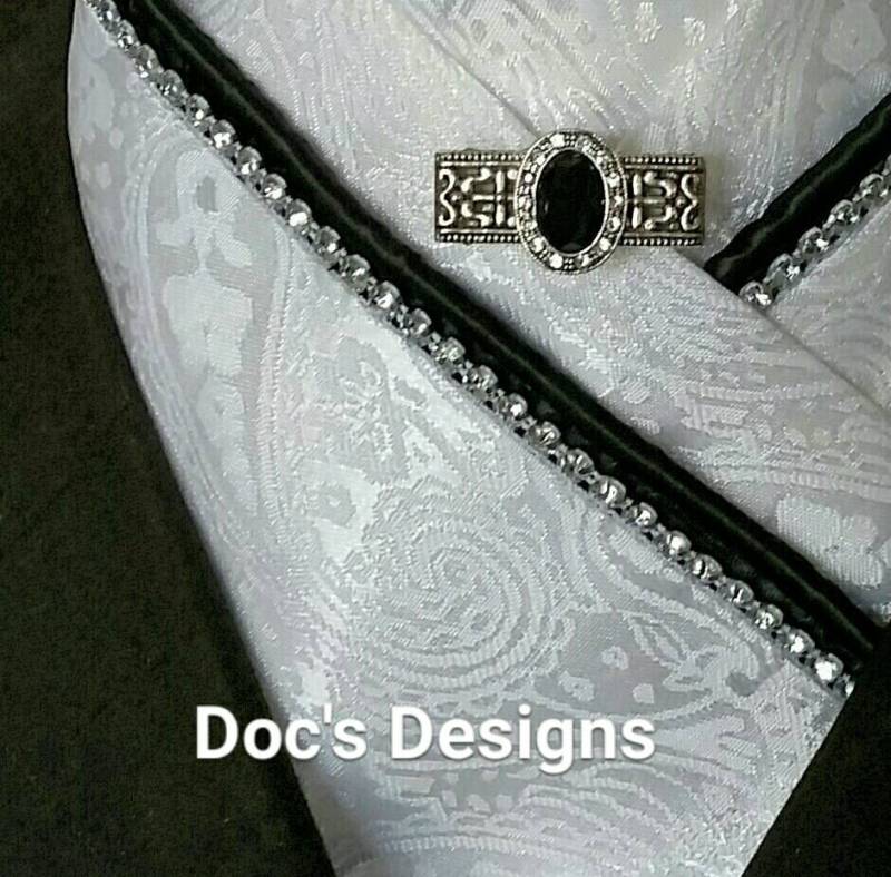 Doc Es Clear Crystals, White Paisley Und Black Dressage Stock Tie von DocsDesigns1