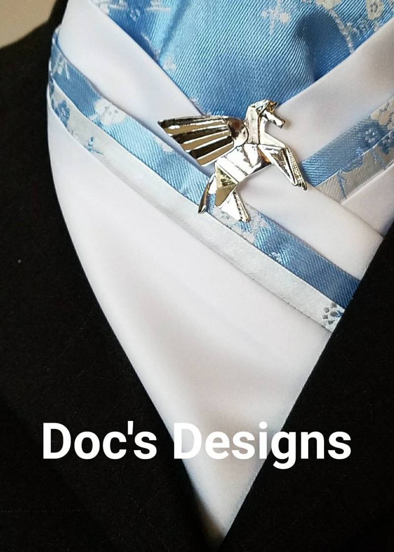 Doc Es Designs Baby Blau Kirschblüten Dressur Plastron von DocsDesigns1