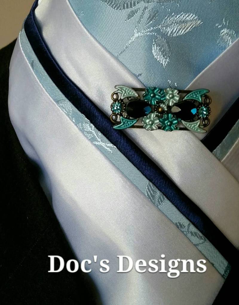 Doc Es Designs Baby Blue Roses Dressur Plastron von DocsDesigns1
