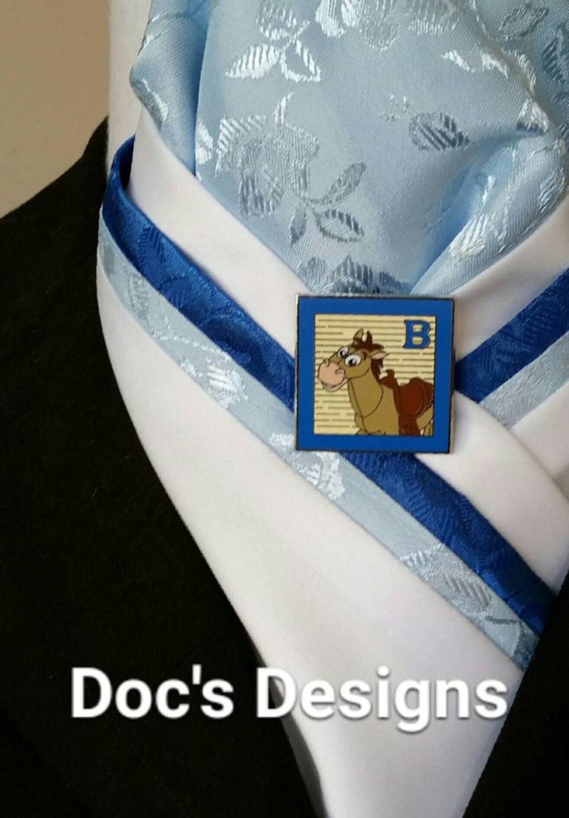 Doc Es Designs Babyblau Rosen, Königsblau Rosen Und Weißen Dressur Plastron von DocsDesigns1