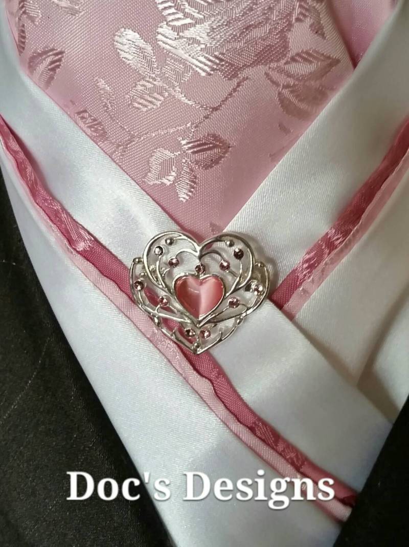 Doc Es Designs Blass Rosa Rosen Dressur Plastron von DocsDesigns1