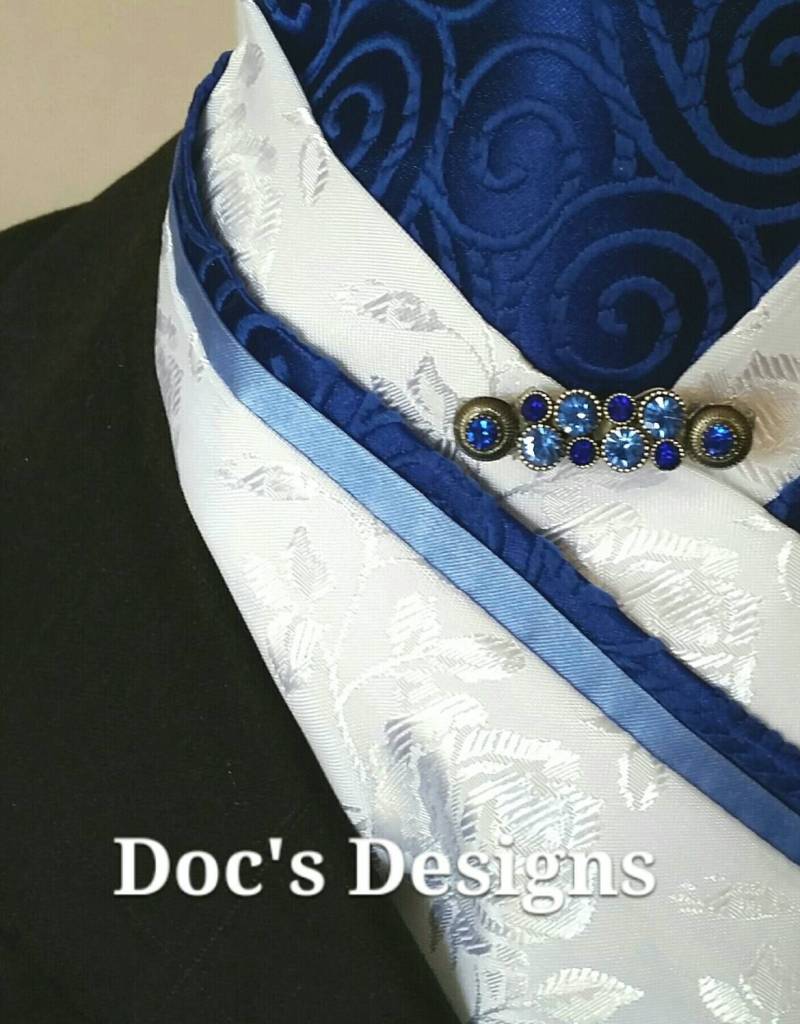 Doc Es Designs Blau Wirbel Und Rosen Brokat Dressur Plastron von DocsDesigns1