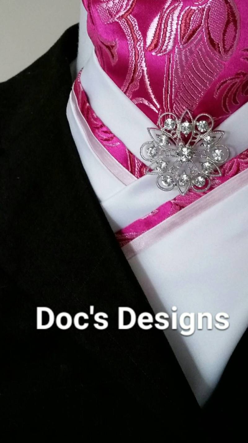Doc Es Designs Heiße Rosa Paisley, Und Weißen Dressur Plastron von DocsDesigns1