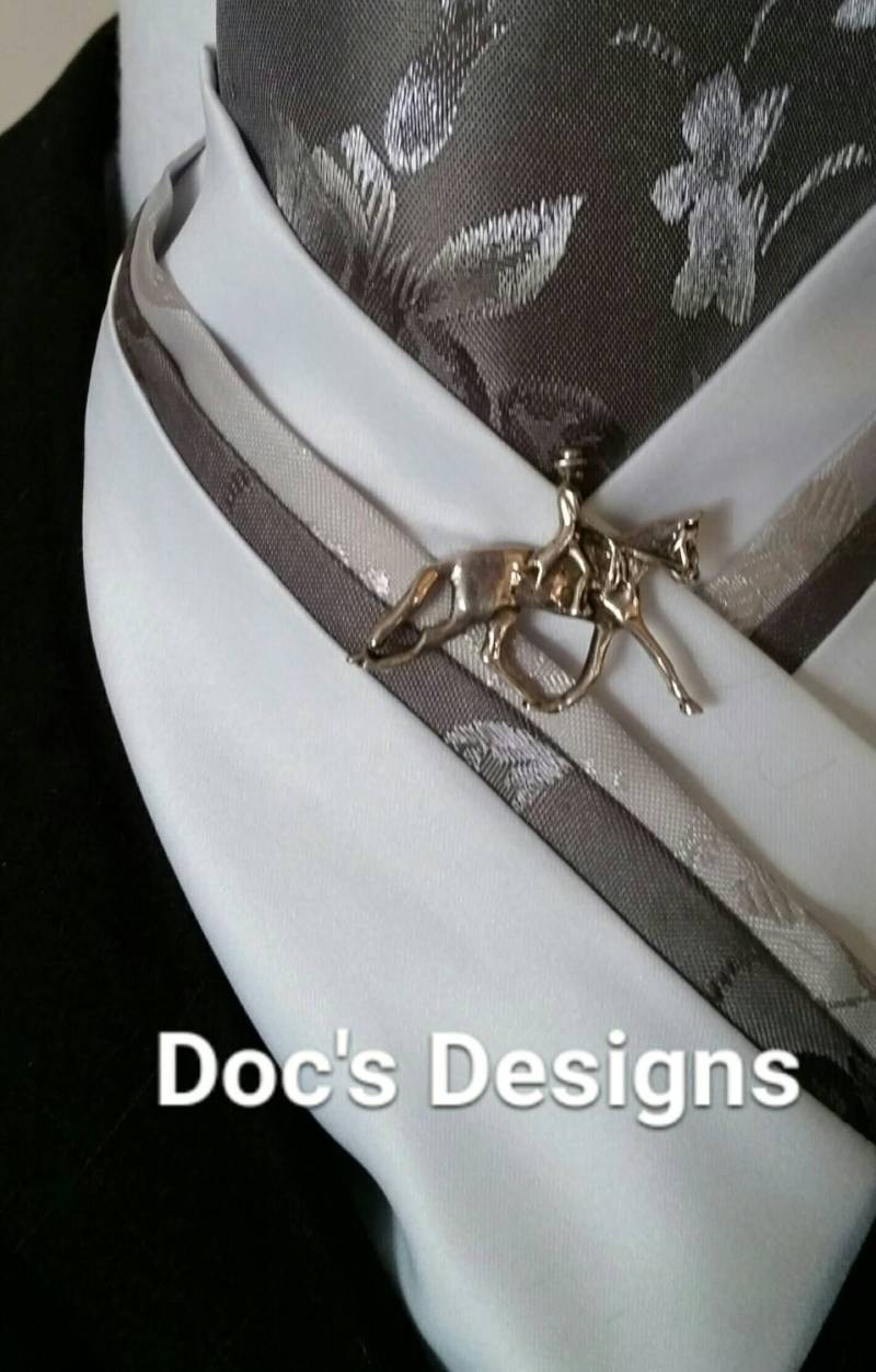 Doc Es Designs Holzkohle Rosen, Dunkelgrau Und Silber Dressur Plastron von DocsDesigns1