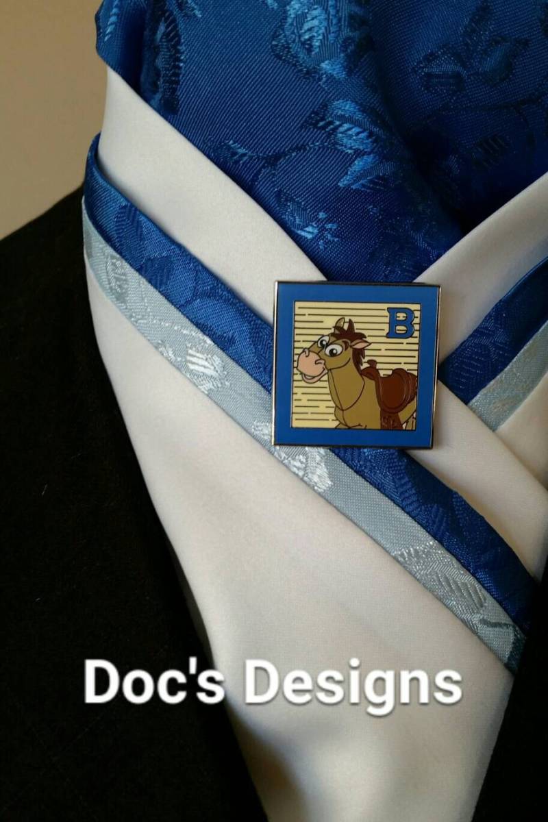 Doc Es Designs Königsblau Rosen, Babyblau Rosen Und Weißen Dressur Plastron von DocsDesigns1