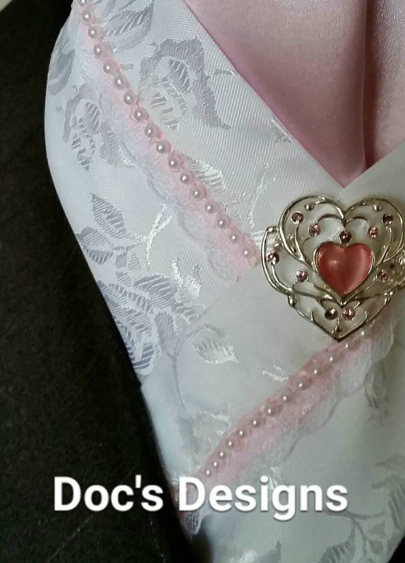 Doc Es Designs Rosa, Spitze, Perlen Und Weißen Rosen Dressur Plastron von DocsDesigns1