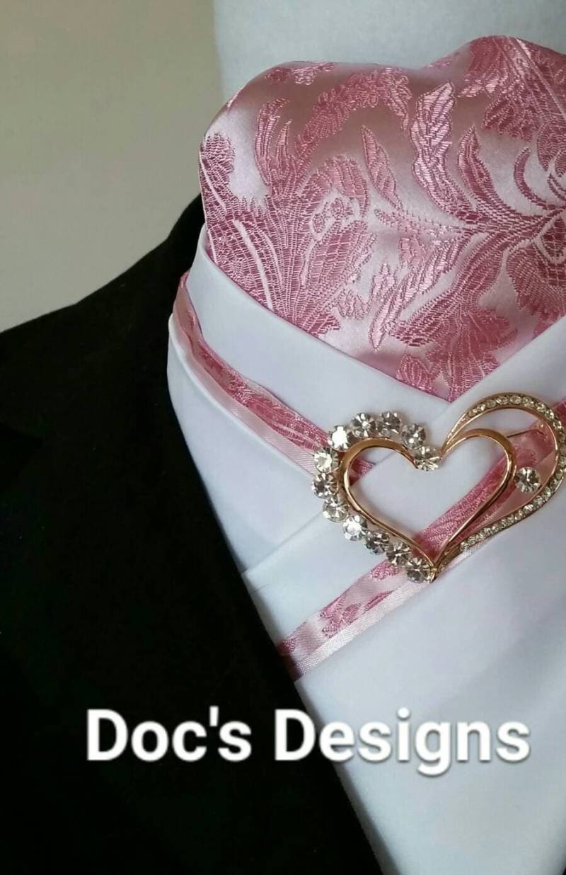 Doc Es Designs Rosa Paisley Und Weiße Dressur Plastron von DocsDesigns1