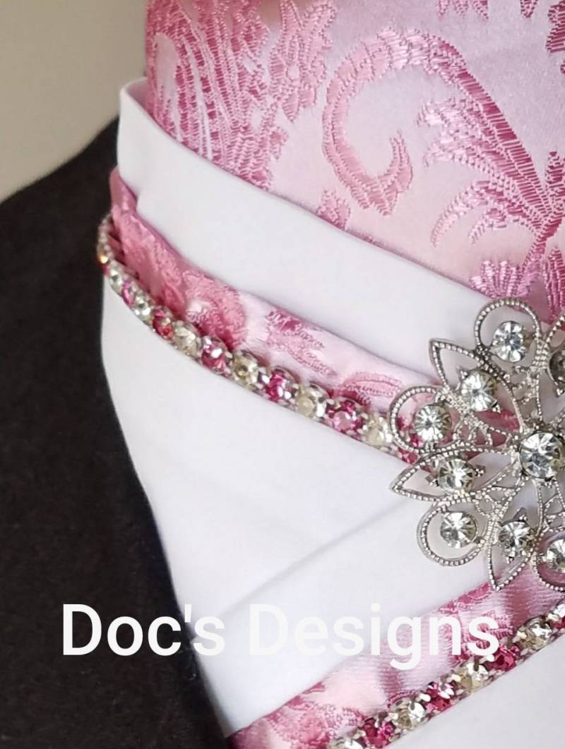 Doc Es Designs Rosa Und Weißen Kristall, Paisley Dressur Plastron von DocsDesigns1