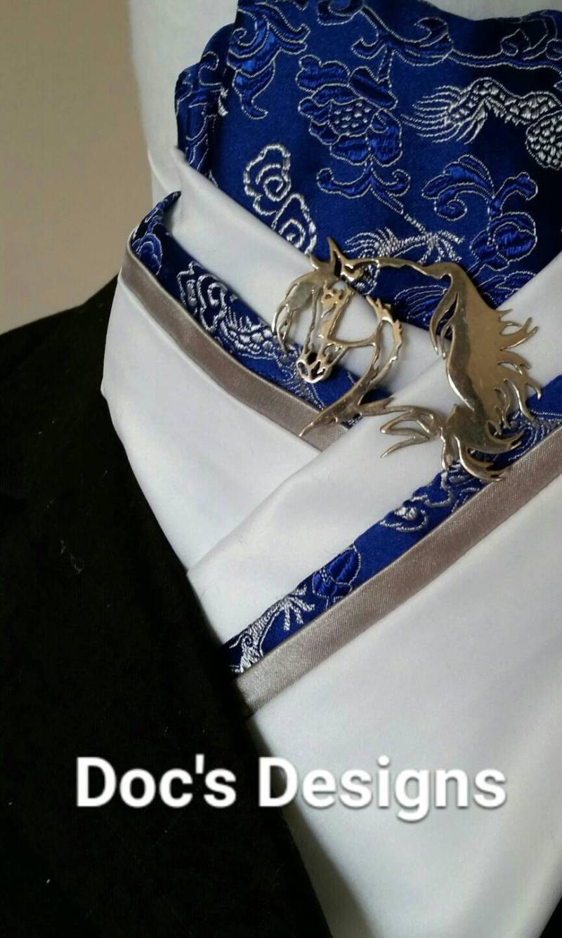 Doc Es Designs Royalblau, Dunkelblau Und Silber Drachen Dressur Plastron von DocsDesigns1