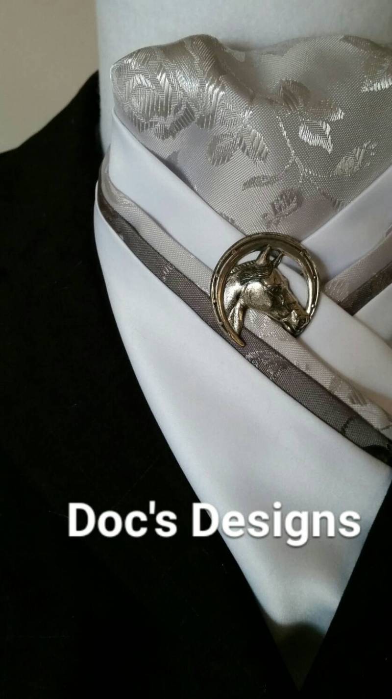 Doc Es Designs Silber Rosen, Dunkelgrau Und Dressur Plastron von DocsDesigns1