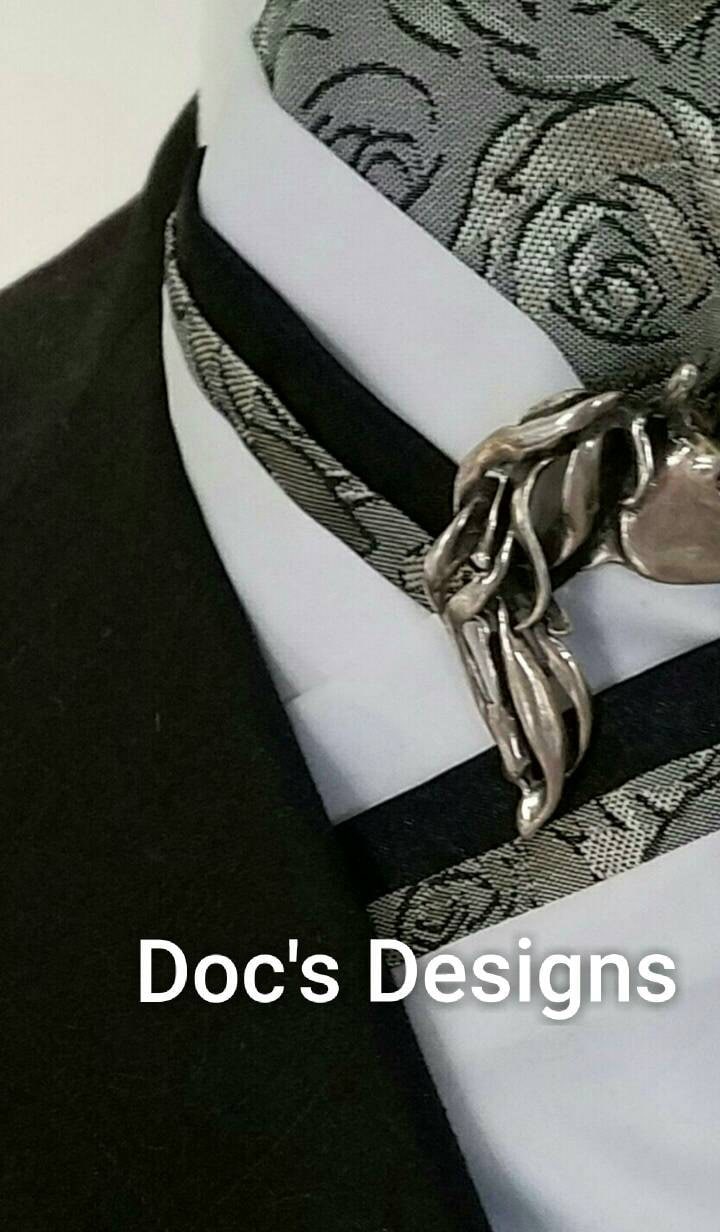 Doc Es Designs Silber & Schwarz Brokat Pfingstrosen Und Weißen Dressur Plastron von DocsDesigns1