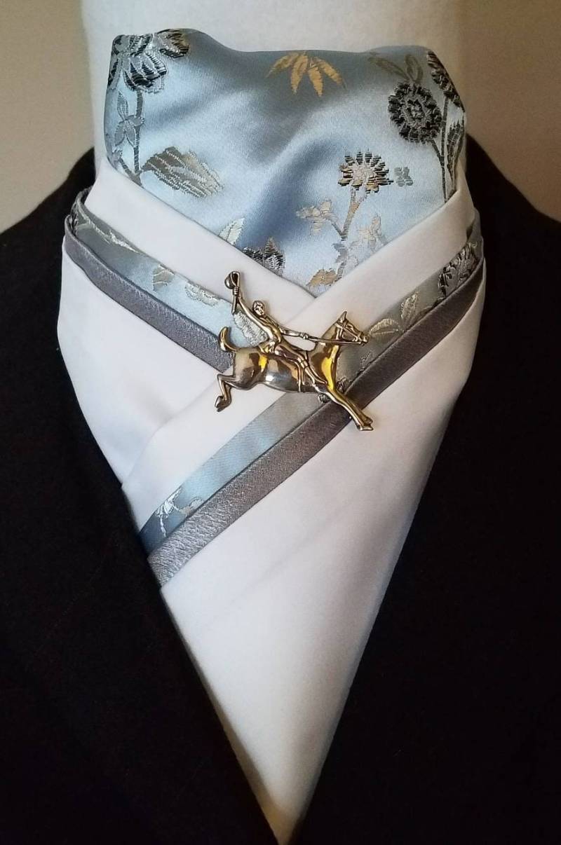 Doc Es Designs Weiß, Hellblau Und Silber Dressur Plastron von DocsDesigns1