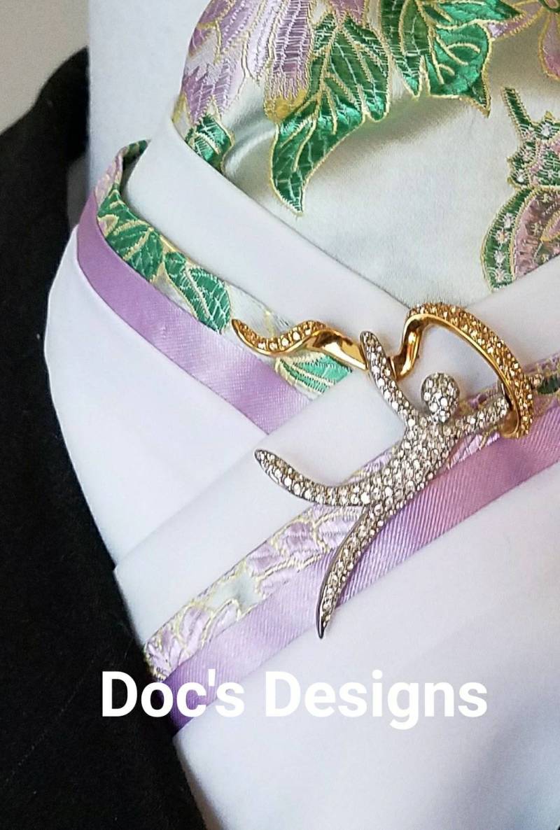 Doc Es Designs Weiß, Orchidee Und Grünen Blumen & Schmetterlinge Dressur Plastron von DocsDesigns1