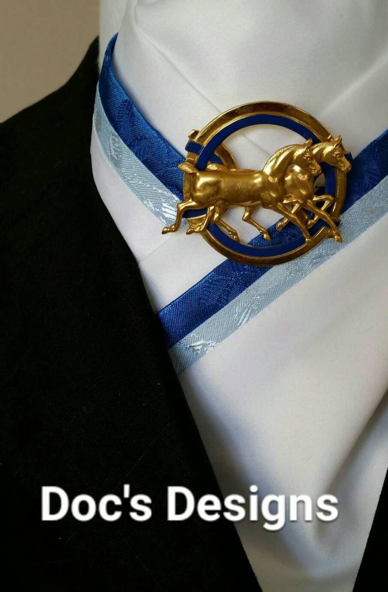 Doc Es Designs Weiß, Royalblau Rosen Und Baby Blue Roses Dressur Plastron von DocsDesigns1