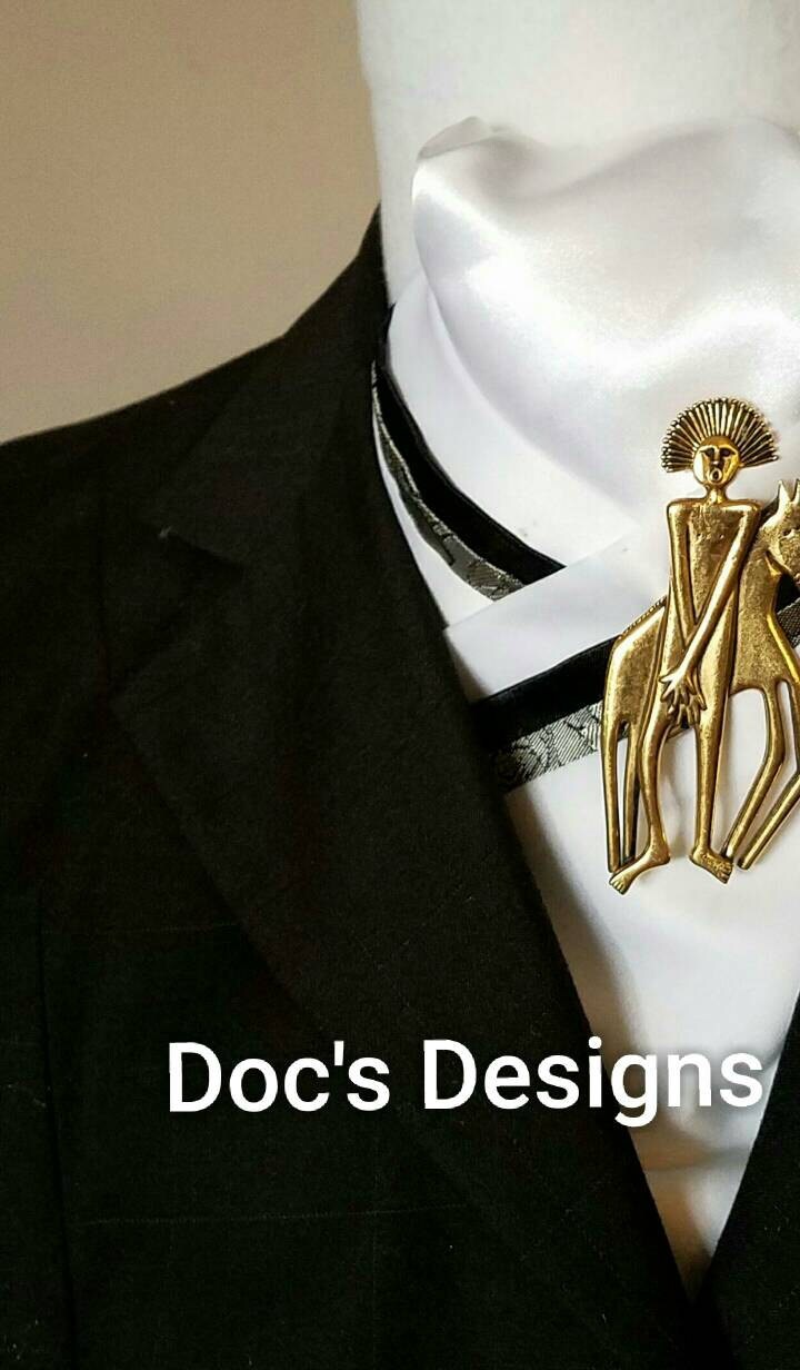 Doc Es Designs Weiß, Silber & Schwarz Brokat Pfingstrosen Und Dressur Plastron von DocsDesigns1