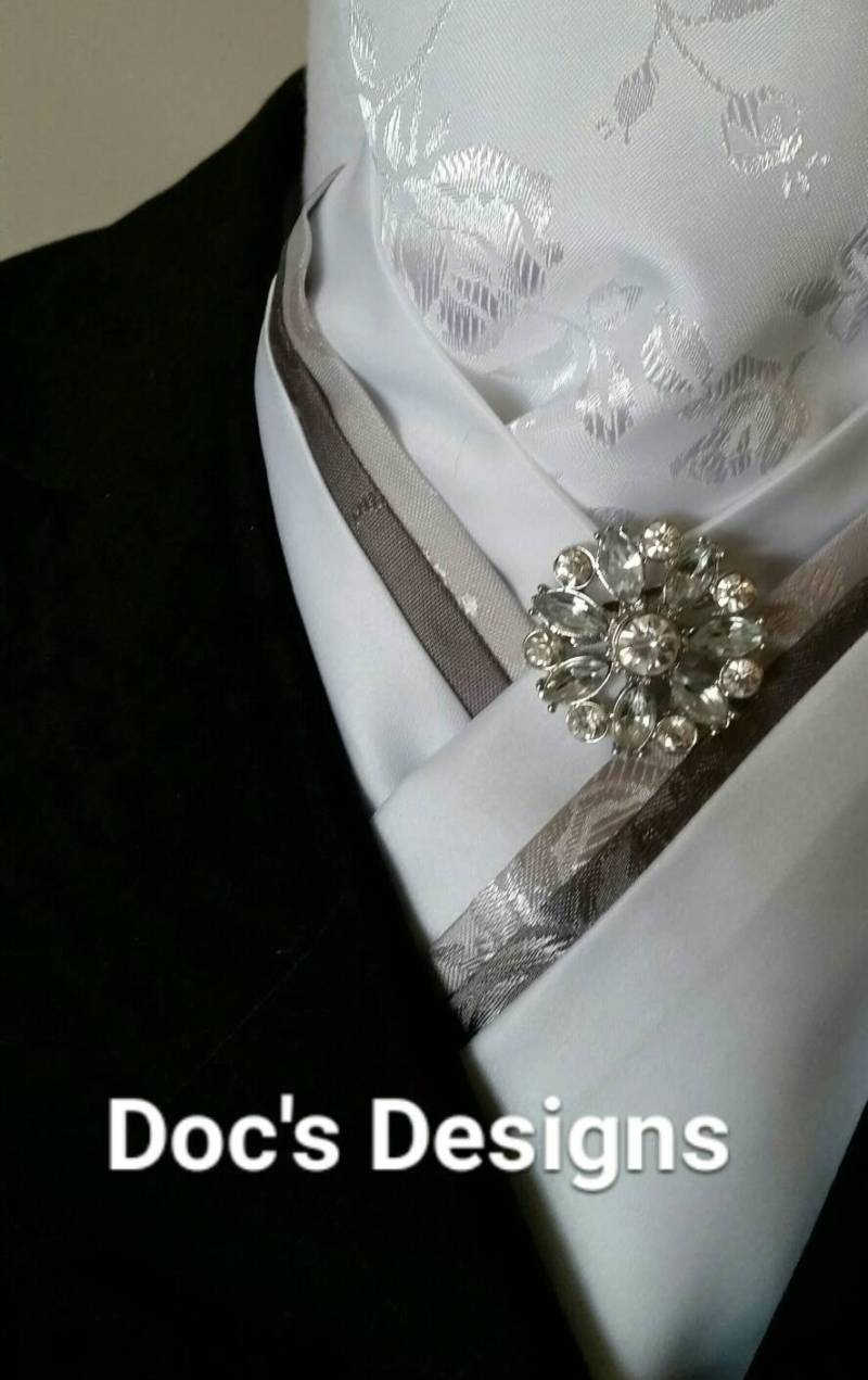 Doc Es Designs Weiße Rosen, Dunkelgrau Und Silber Dressur Plastron von DocsDesigns1