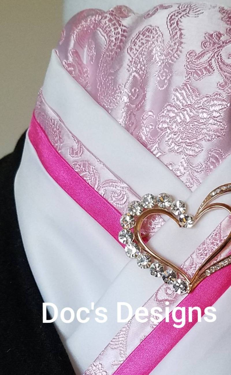 Doc Es Designs White Satin & Pink Dragons Dressur Stock Tie von DocsDesigns1