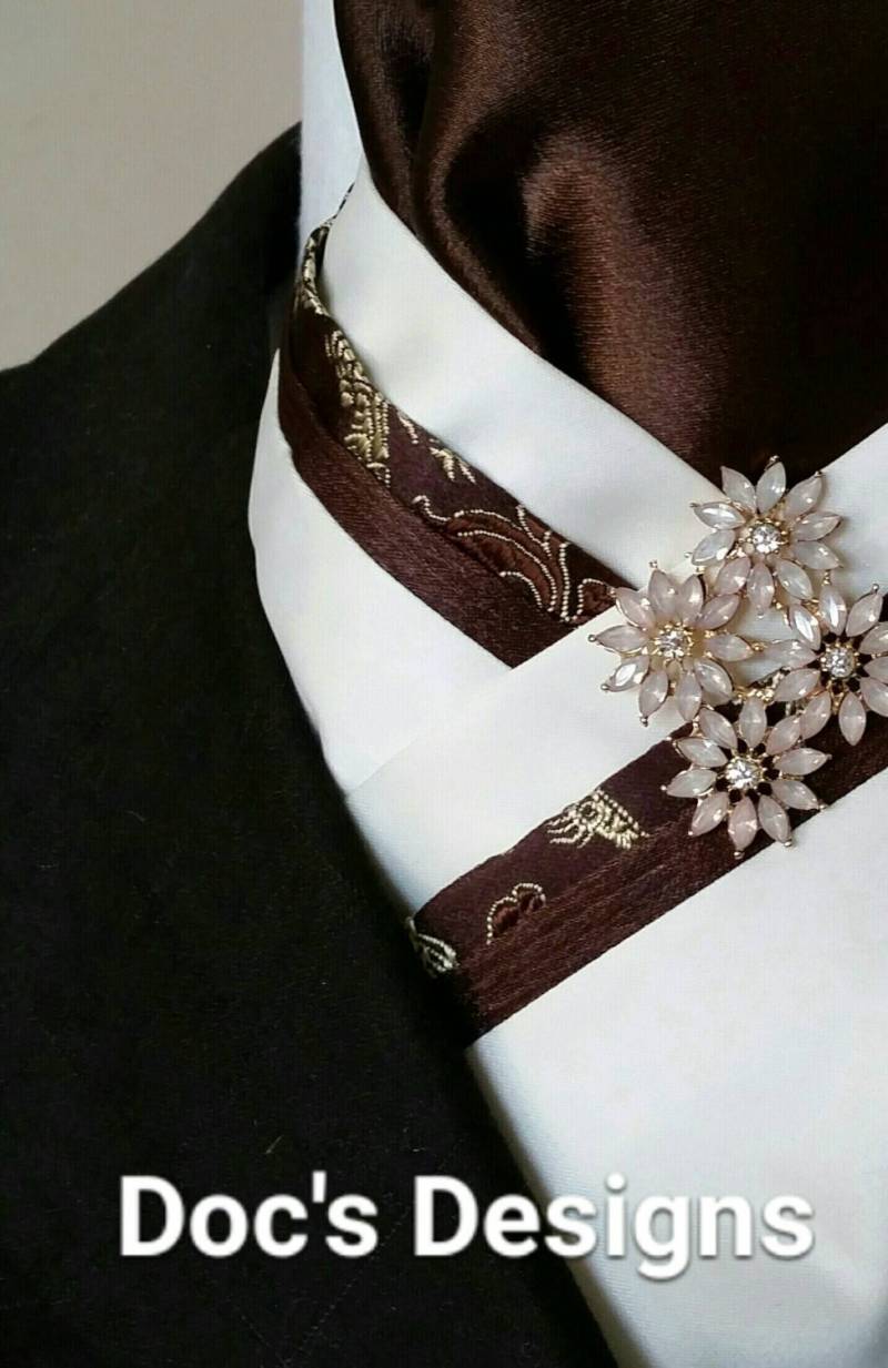 Doc Es Entwirft Schokolade, Elfenbein Und Gold Drachen Dressur Plastron von DocsDesigns1