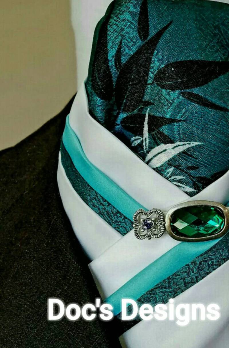 Doc Es Entwirft White Und Teal Glück Dressur Plastron von DocsDesigns1