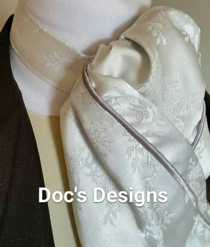 Doc's Designs Dusty Rose Pink Polka Dot Dressur Hat Tie von DocsDesigns1