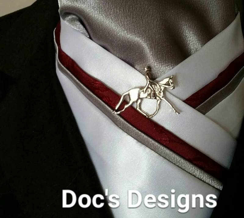 Doc's Designs Grau, Burgund Und Weiße Dressur Hat Tie von DocsDesigns1