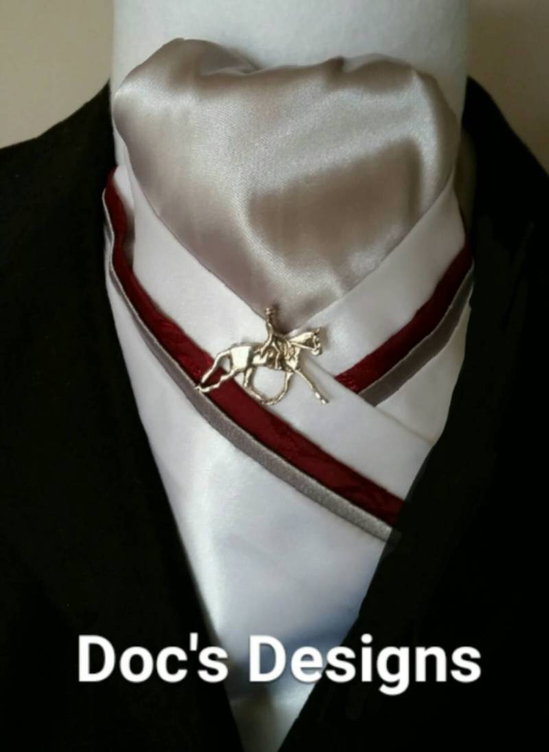 Doc's Designs Silber, Burgund Und Dressur Weiß Hat Tie von DocsDesigns1