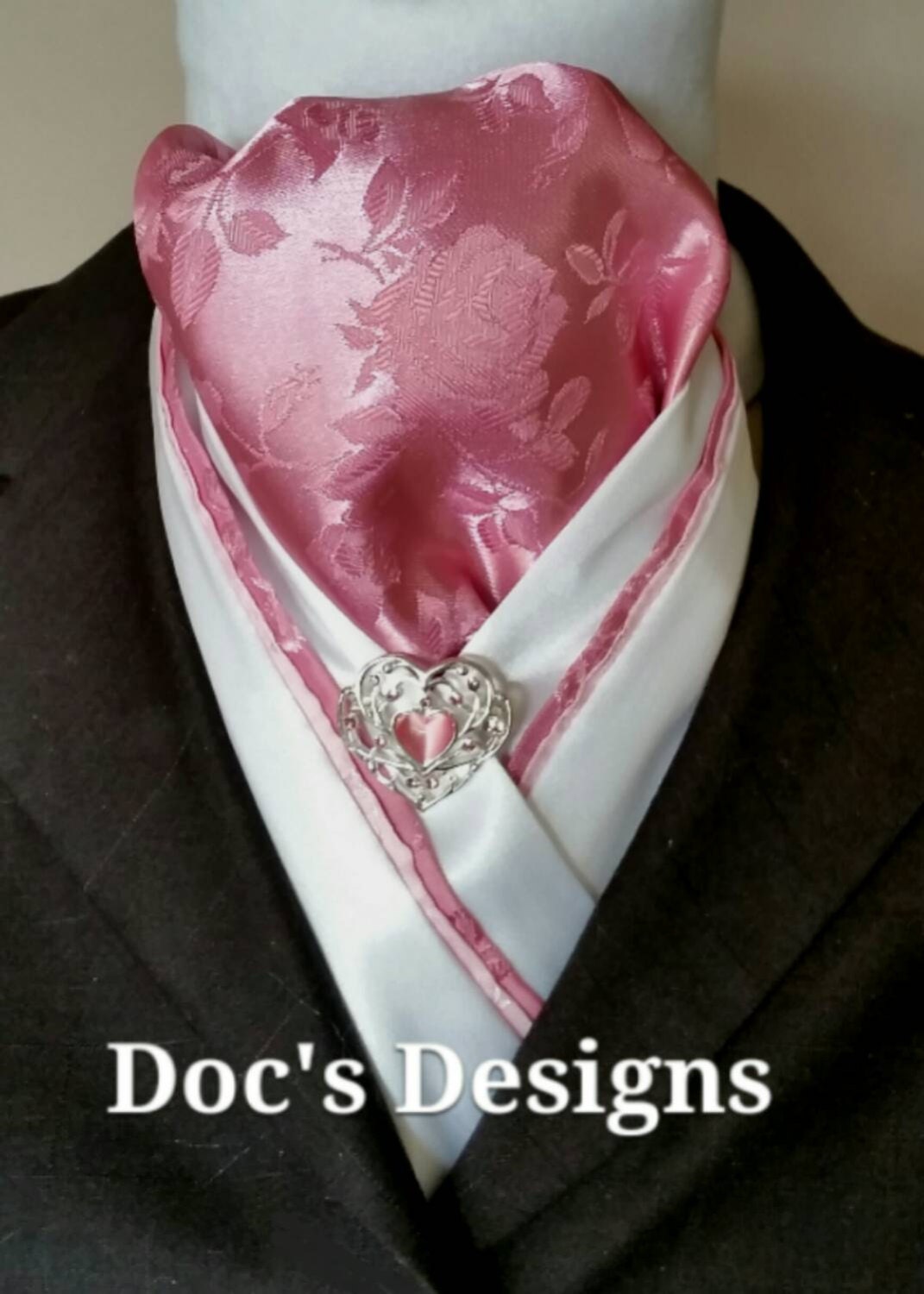 Doc's Designs Staubigen Rosa Rosen Dressur Hat Tie von DocsDesigns1