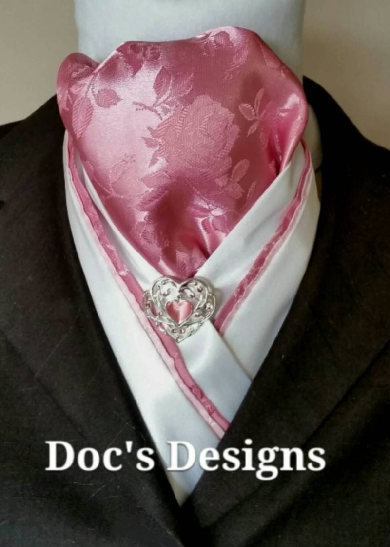 Doc's Designs Staubigen Rosa Rosen Dressur Hat Tie von DocsDesigns1