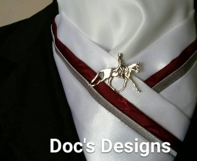 Doc's Designs Weiß, Burgund, Und Grau Dressur Hat Tie von DocsDesigns1