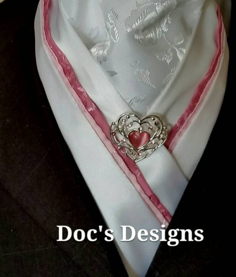 Doc's Designs Weisse Rosen & Rosa Streifen Dressur Hat Tie von DocsDesigns1