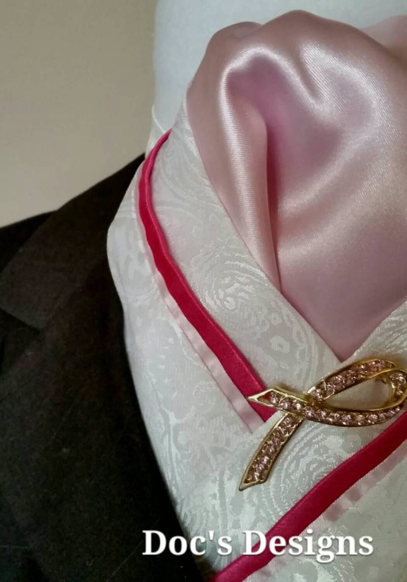 Doc's Entwirft Paisley Rosa Und Weiße Dressur Hat Tie von DocsDesigns1