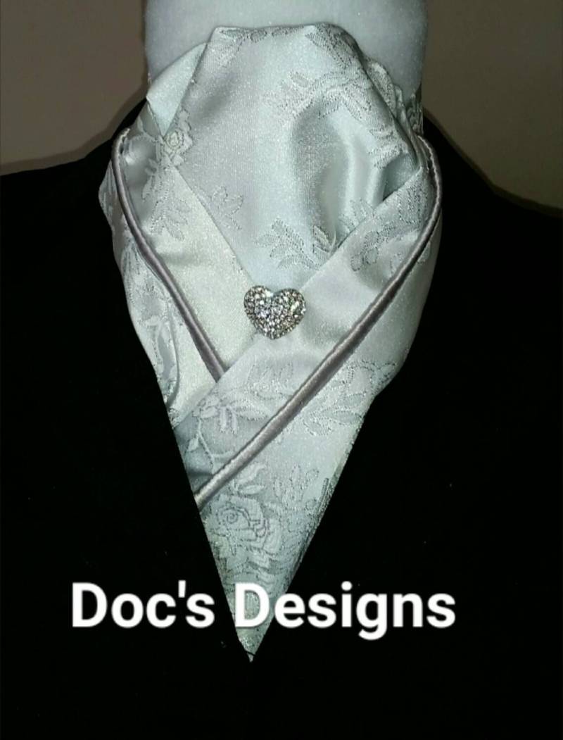 Doc's Entwirft Weiß Und Silber Rosen Dressur Hat Tie von DocsDesigns1