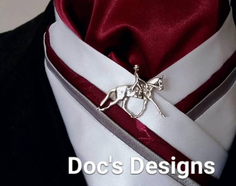 Doc.-Designs-Burgund, Graue Und Weiße Dressur Hat Tie von DocsDesigns1