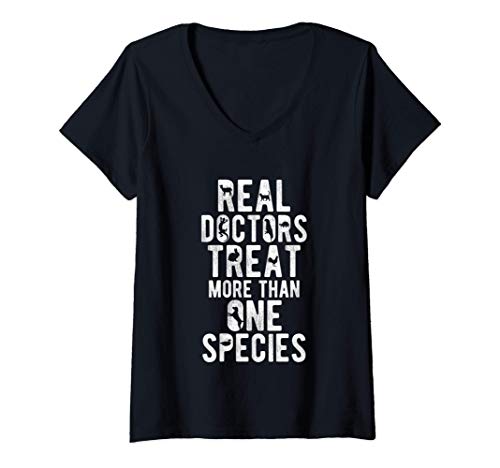 Damen Real Doctors Treat More Than One Species | Cool Veterinarian T-Shirt mit V-Ausschnitt von Doctor Of Veterinary Medicine Shirts and Gifts