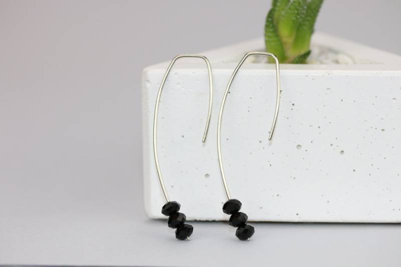 Offene Creolen Schwarz Kristall Perlen Moderne Draht Ohrringe Schlanke Zierliche Schmuck Sterling Silber Einfädler Kupfer Nickel Messing Offene Creolen Schwarz Kristall Perlen Moderne Draht Ohrringe Schlanke Zierliche Schmuck Sterling Silber Einfädler Kupfer Nickel Messing von DodoCharms