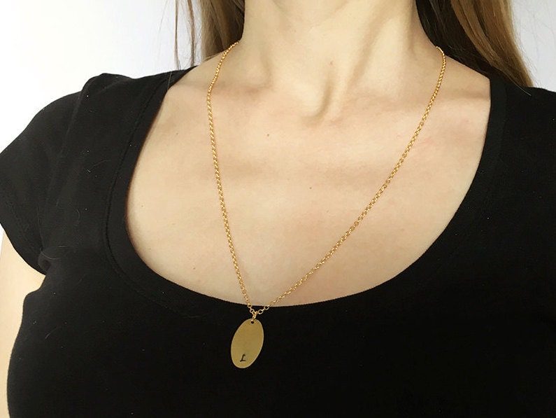 Ovaler Anhänger Halskette Personalisieren Scheibe Oval Tag Gold Ton Monogram Engraved Ursprünglichen Charm Für Brautjungfer Ovaler Anhänger Halskette Personalisieren Scheibe Oval Tag Gold Ton Monogram Engraved Ursprünglichen Charm Für Brautjungfer von DodoCharms