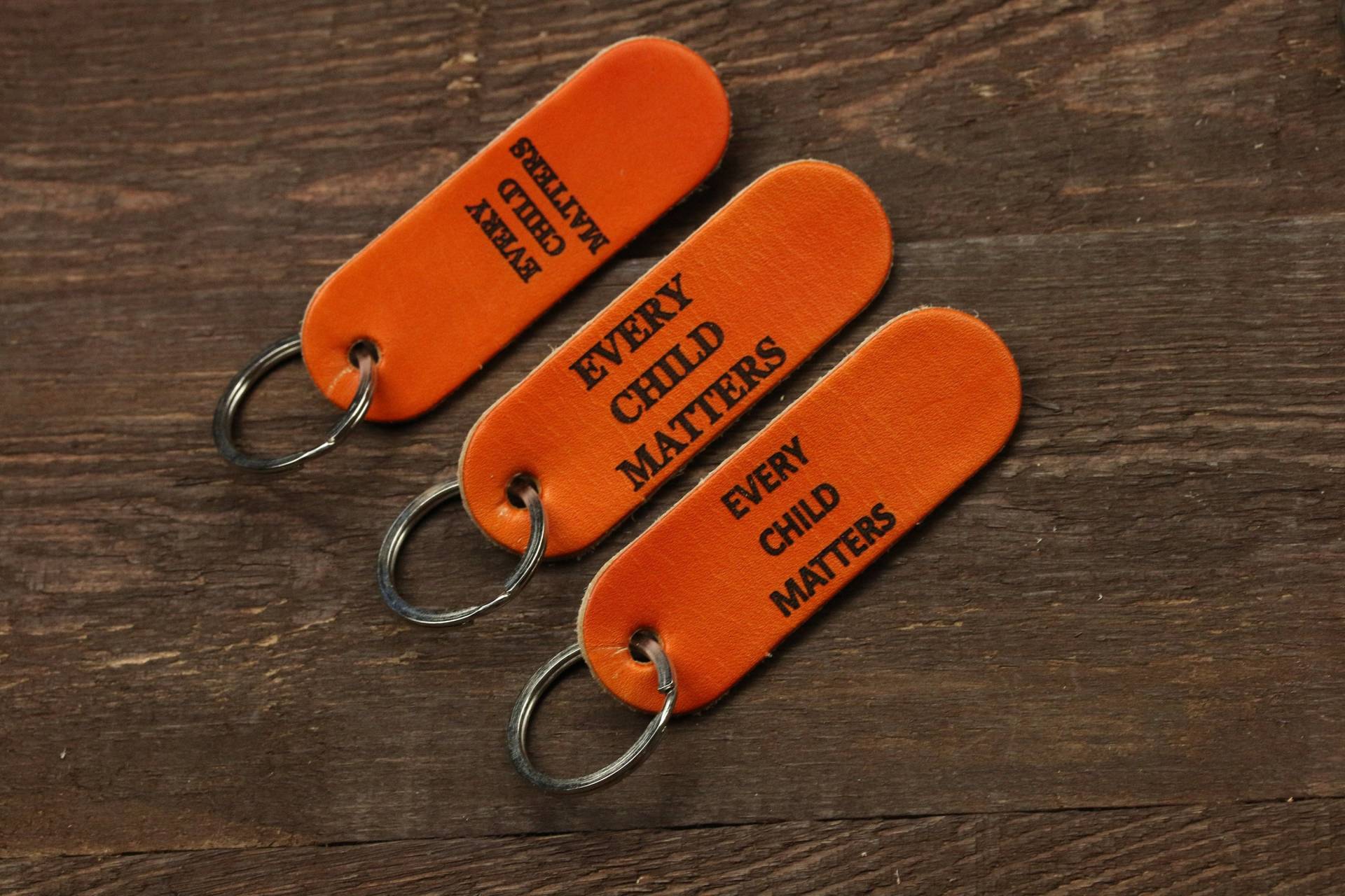 Every Child Matters Schlüsselanhänger - Portion Gespendet Orange Shirt Tag September 30 Awareness Leder Keyfob von DodoLeather