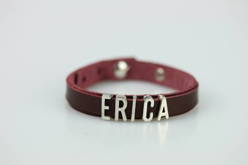Personalisierte Name Armband Lila Leder Schmuck Für Frauen Geburtstagsgeschenk Frau Id Custom Band von DodoLeather