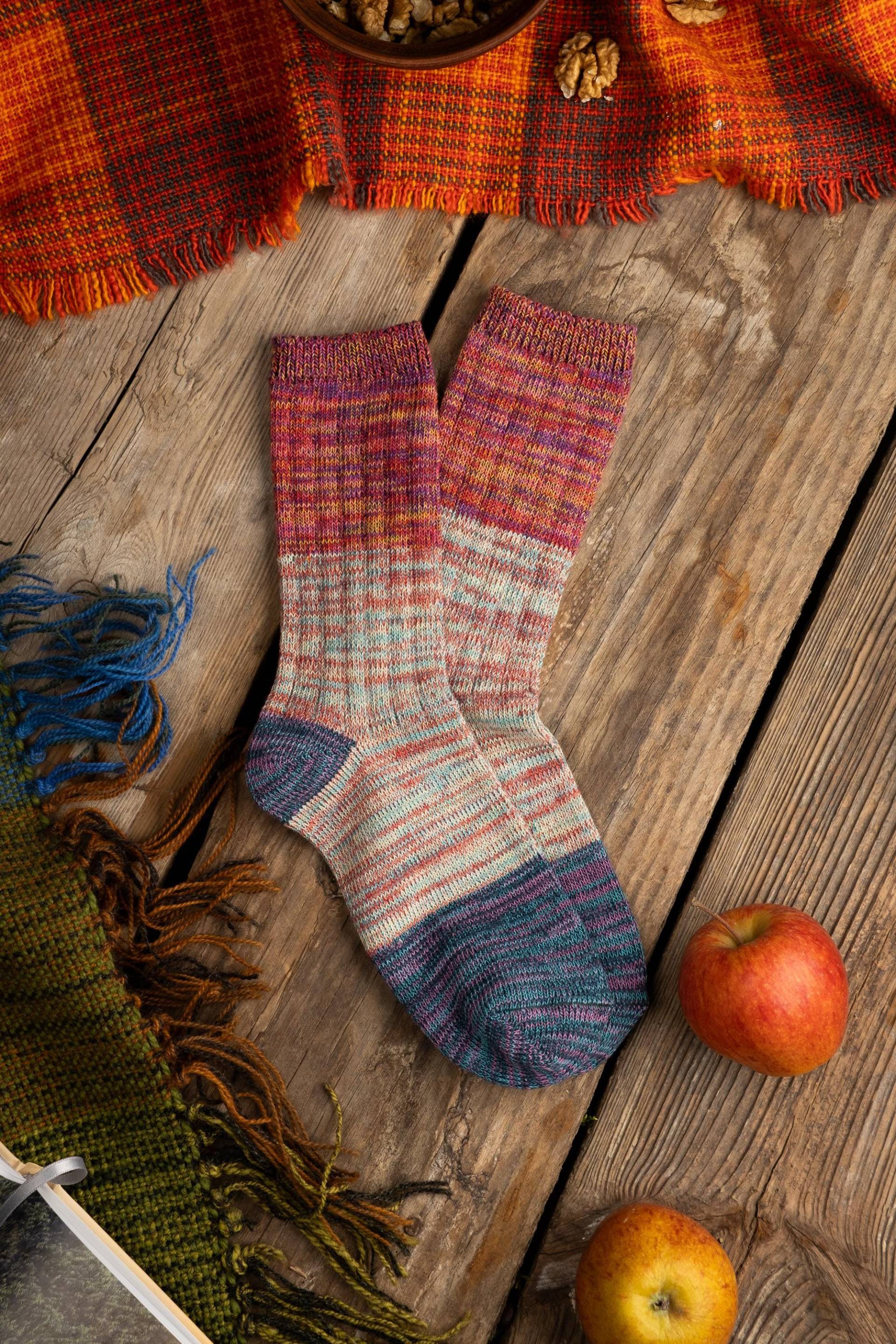 Himbeerfarbene Struktursocken | Wintersocken Herren Damen Geschenk Für Sie & Ihn Wald Motive von DodoSocksShop
