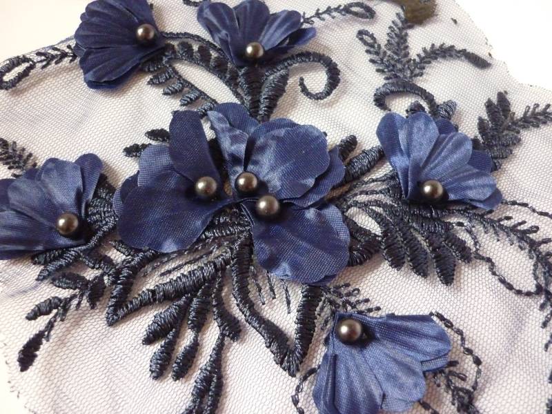 1 Spitze 17x20cm Applikation Dunkelblau Aufnäher Stickerei Blumen Blüten Perlen Einsatz Nr. 4 von DoertesMasche