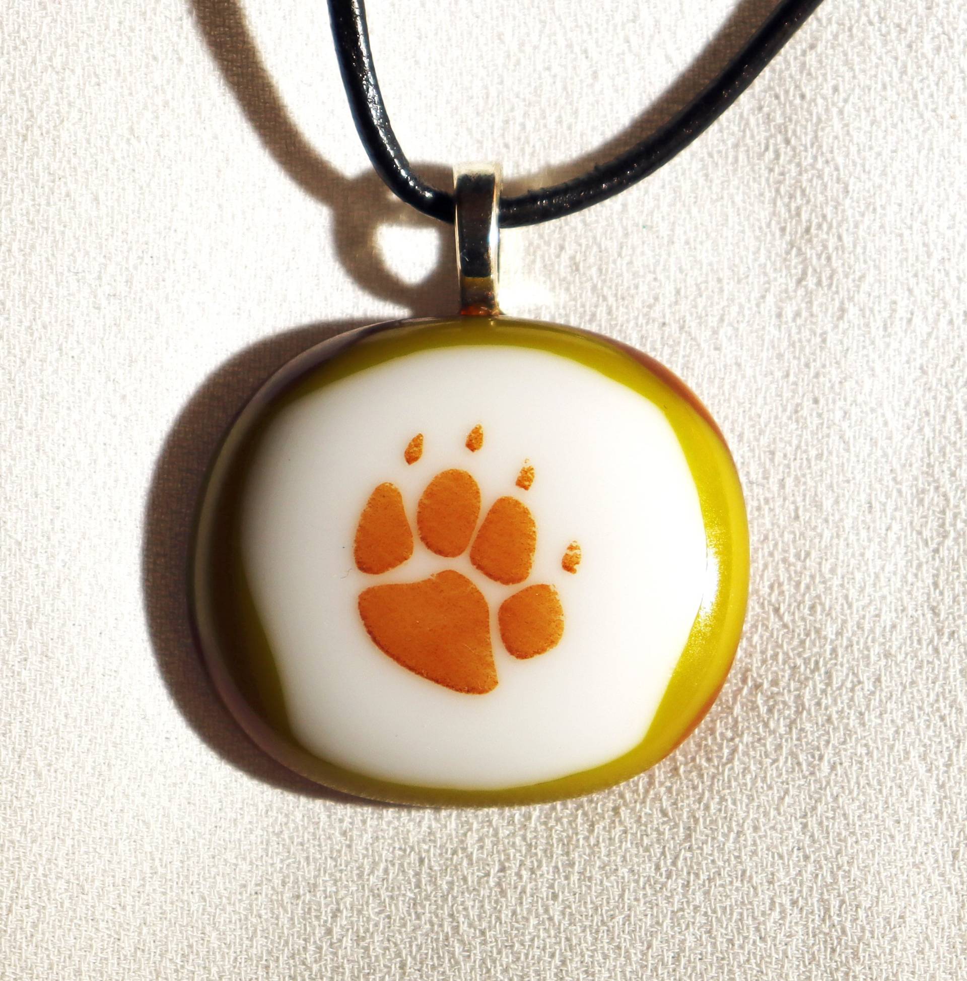 Geschmolzenem Glas Bild Anhänger "Paws" von DogRockGlassDesign