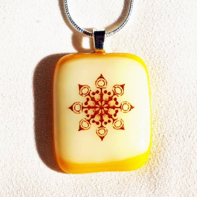Geschmolzenem Glas Bild Anhänger "Schneeflocke" Auf Dunkelgelb Bullseye von DogRockGlassDesign