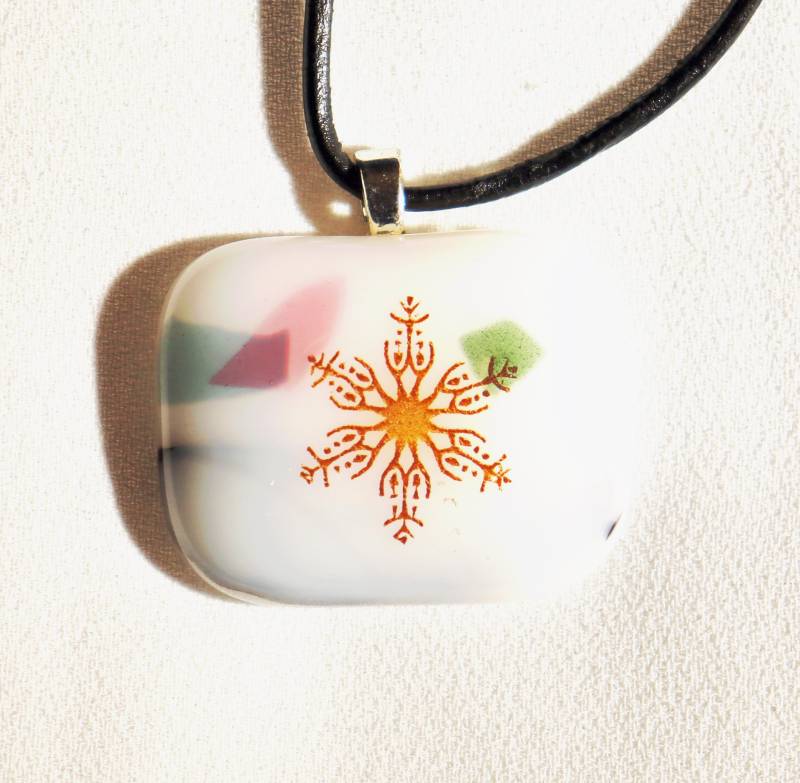 Geschmolzenem Glas Bild Anhänger "Schneeflocke" Auf Potpourri Weiß von DogRockGlassDesign